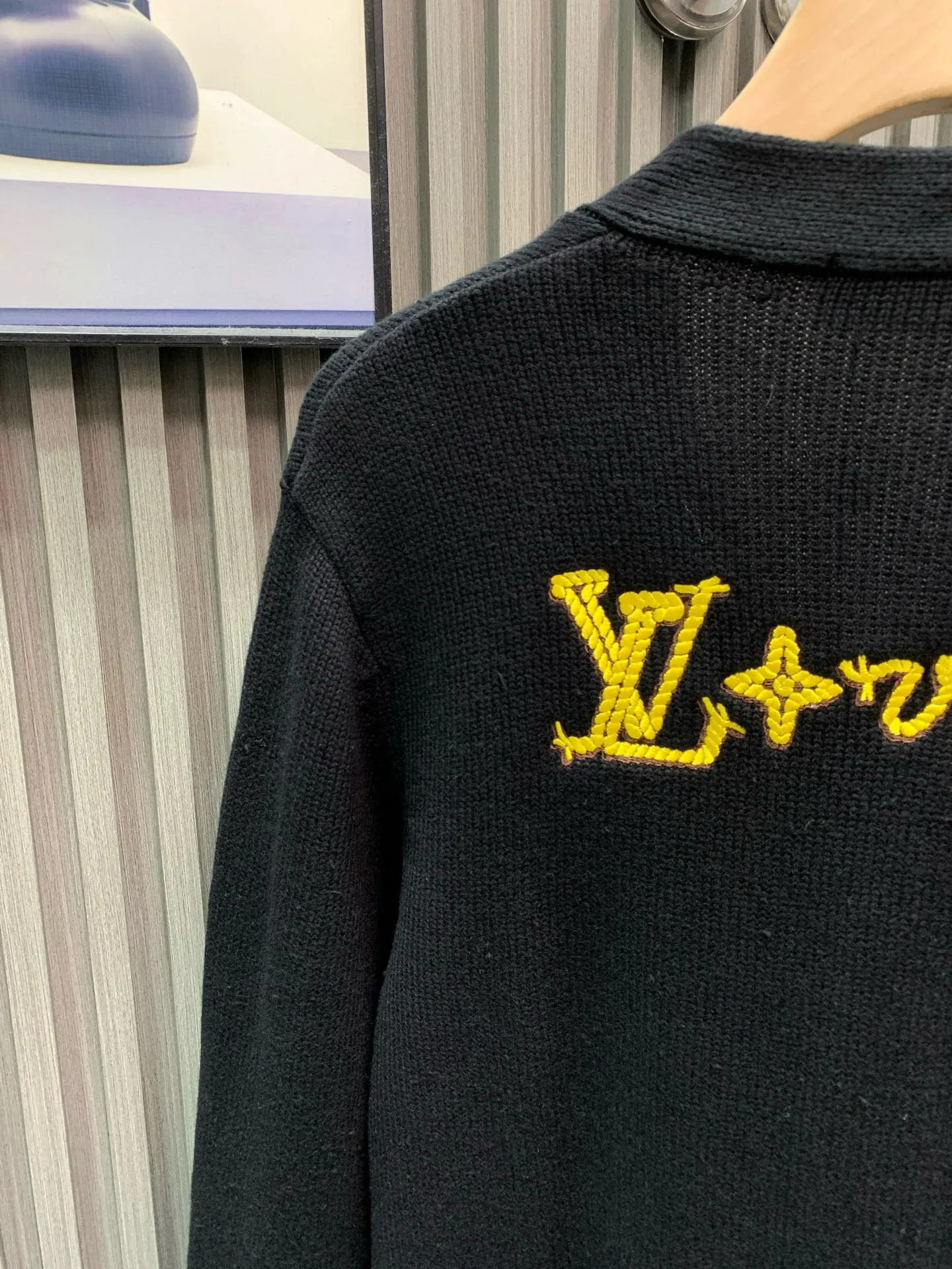 🅿️420 🀄️ Louis Vuitton 1*v25 new autumn and winter new knitted jacket with large logo on the chest. The yarn is 32-count double-ply yarn. It is composed of 30% wool and 70% cotton. It has the warmth of wool and the comfort of cotton. The color must be dyed. After five times of color adjustment, it is reactive black. The fabric is made by an imported 5-needle Stoll intarsia machine. This still needs to be made by an imported machine for better results. The thread effect is 2×1 thread material with silk processing inside. It is not easy to deform when washed. The embroidery thread is dyed wool thread. It is embroidered by a high-density Tajima machine. The embroidery order is from the outside to the inside layer by layer. The size order direction is completely consistent with zp. The threads on the back of the heart are all hand-knotted. The buttons are made of real horn buttons. The horn texture is natural and appears randomly. It has been used many times in our clothing. The letter logo is laser engraved. It is also consistent with zp after testing many times. Buttons are sewn by hand in the same direction
